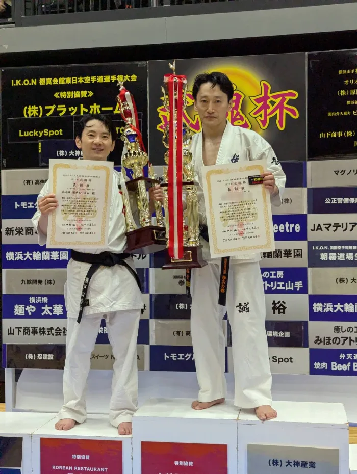 第22回武魂杯の表彰台で賞状とトロフィーを持つ瀬戸口(左)